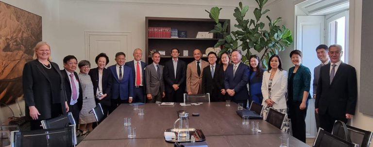 2025.07.11 Foto comunicato sulle famiglie singaporeane in visita in Italia