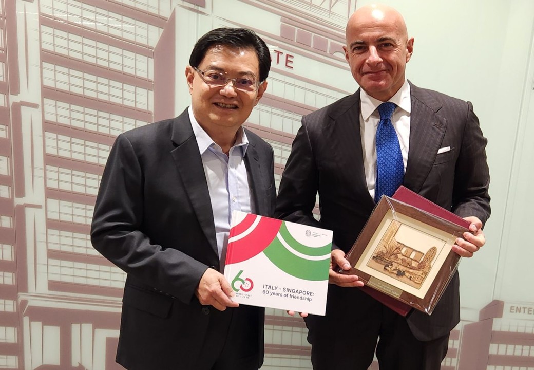 Foto Ambasciatore con Dr. Heng Swee Keat-3